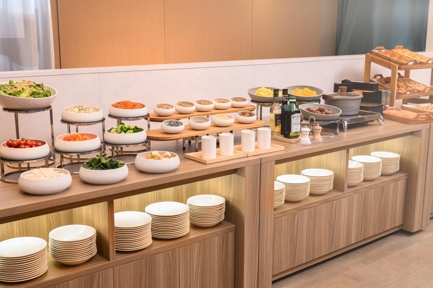 The Royal Park Hotel Iconic Kyoto Luaran gambar A salad bar